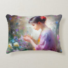 Mädchen bewundert eine Blume in ihren Händen