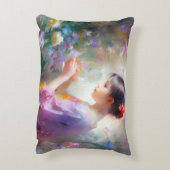 Mädchen bewundert eine Blume in ihren Händen Dekokissen (Rückseite(Vertikal))