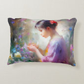 Mädchen bewundert eine Blume in ihren Händen Dekokissen (Rückseite)