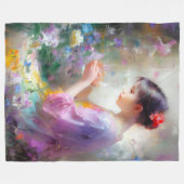 Mädchen bewundert eine Blume in ihren Händen Fleecedecke (Vorderseite (Horizontal))