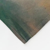 Mädchen bewundert eine Blume in ihren Händen Fleecedecke (Ecke)