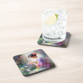 Mädchen bewundert eine Blume in ihren Händen Getränkeuntersetzer (Rechte Seite)