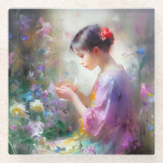 Mädchen bewundert eine Blume in ihren Händen Glasuntersetzer (Vorderseite)