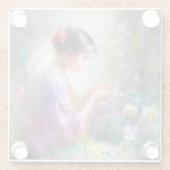 Mädchen bewundert eine Blume in ihren Händen Glasuntersetzer (Rückseite)