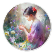 Mädchen bewundert eine Blume in ihren Händen