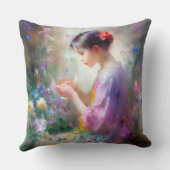 Mädchen bewundert eine Blume in ihren Händen Kissen (Rückseite)