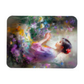 Mädchen bewundert eine Blume in ihren Händen Magnet (Horizontal)