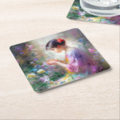 Mädchen bewundert eine Blume in ihren Händen Rechteckiger Pappuntersetzer (angewinkelt)