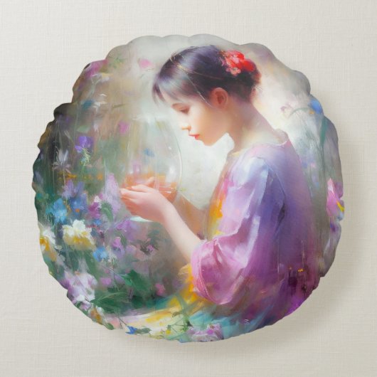 Mädchen bewundert eine Blume in ihren Händen Rundes Kissen (Vorderseite)