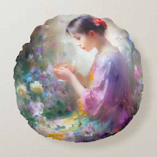 Mädchen bewundert eine Blume in ihren Händen Rundes Kissen (Vorderseite)