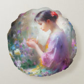 Mädchen bewundert eine Blume in ihren Händen Rundes Kissen (Rückseite)