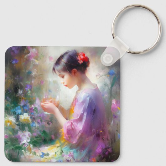 Mädchen bewundert eine Blume in ihren Händen Schlüsselanhänger (Rückseite)