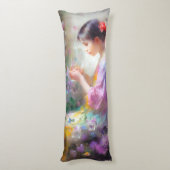 Mädchen bewundert eine Blume in ihren Händen Seitenschläferkissen (Rückseite (Vertikal))