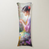 Mädchen bewundert eine Blume in ihren Händen Seitenschläferkissen (Vorderseite Vertikal)