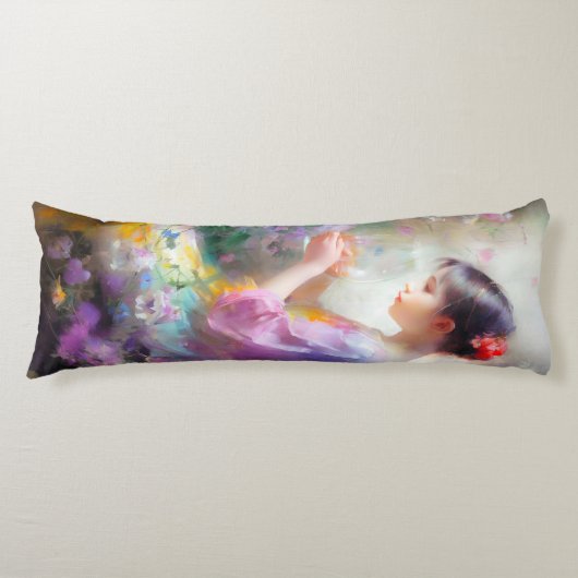 Mädchen bewundert eine Blume in ihren Händen Seitenschläferkissen (Vorderseite)