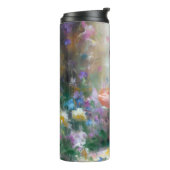 Mädchen bewundert eine Blume in ihren Händen Thermosbecher (Nach links gedreht)