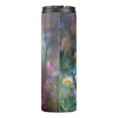 Mädchen bewundert eine Blume in ihren Händen Thermosbecher (Rückseite)