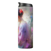 Mädchen bewundert eine Blume in ihren Händen Thermosbecher (Nach rechts gedreht)