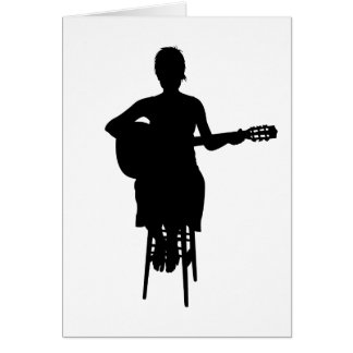Mädchen, das Akustikgitarre-Karte spielt