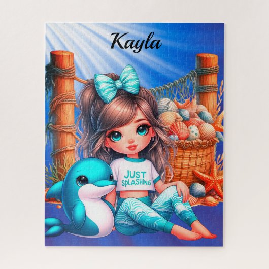 Mädchen, das am Puzzle des Strandjigsaw sitzt (Vertikal)