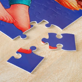 Mädchen, das am Puzzle des Strandjigsaw sitzt (Seite)