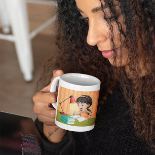 Mädchen, das am Schreibtisch Hausaufgaben macht Kaffeetasse