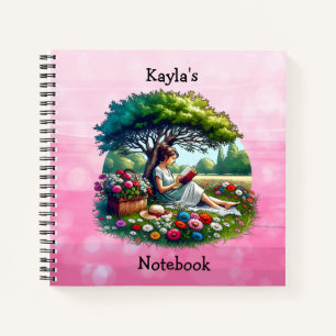 Mädchen, das an einem entspannten Tag unter einem  Notizblock