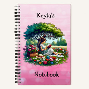 Mädchen, das an einem entspannten Tag unter einem  Notizblock