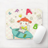 Mädchen, das auf dem Stuhl, studierend sitzt Mousepad (Mit Mouse)