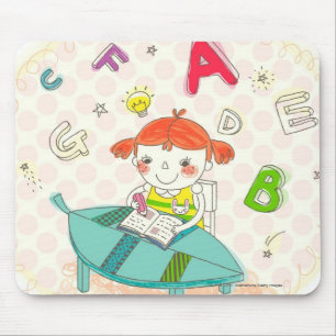 Mädchen, das auf dem Stuhl, studierend sitzt Mousepad