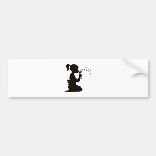 Mädchen, das auf Löwenzahn-Silhouette durchbrennt Autoaufkleber (Vorne)