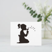 Mädchen, das auf Löwenzahn-Silhouette durchbrennt Postkarte (Stehend Vorderseite)