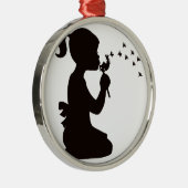Mädchen, das auf Löwenzahn-Silhouette durchbrennt Silbernes Ornament (Rechts)