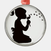 Mädchen, das auf Löwenzahn-Silhouette durchbrennt Silbernes Ornament (Vorne)