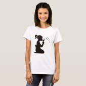 Mädchen, das auf Löwenzahn-Silhouette durchbrennt T-Shirt (Vorne ganz)