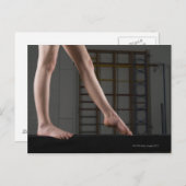 Mädchen, das auf Schwebebalken geht Postkarte (Vorne/Hinten)