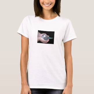 Mädchen, das Baby budgie Baby - Puppen-Shirt hält T-Shirt