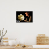 Mädchen, das den Mond anstarrt Poster (Küche)