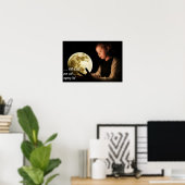 Mädchen, das den Mond anstarrt Poster (Heimbüro)