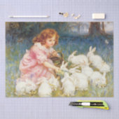 Mädchen, das die Kaninchen Füttre (von Frederick M Seidenpapier (Handwerk)