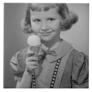 Mädchen, das Eis isst Fliese