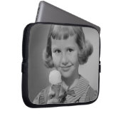 Mädchen, das Eis isst Laptopschutzhülle (Vorne Rechts)