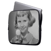 Mädchen, das Eis isst Laptopschutzhülle (Vorderseite Links)
