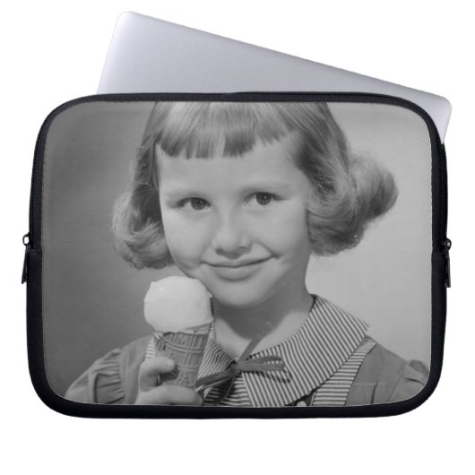 Mädchen, das Eis isst Laptopschutzhülle (Vorderseite)