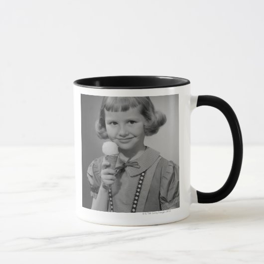 Mädchen, das Eis isst Tasse (Rechts)
