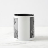 Mädchen, das Eis isst Tasse (Zentrum)