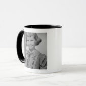 Mädchen, das Eis isst Tasse (Vorderseite Links)