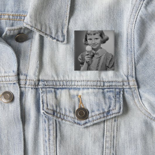 Mädchen, das Eiscreme isst Button (Beispiel)