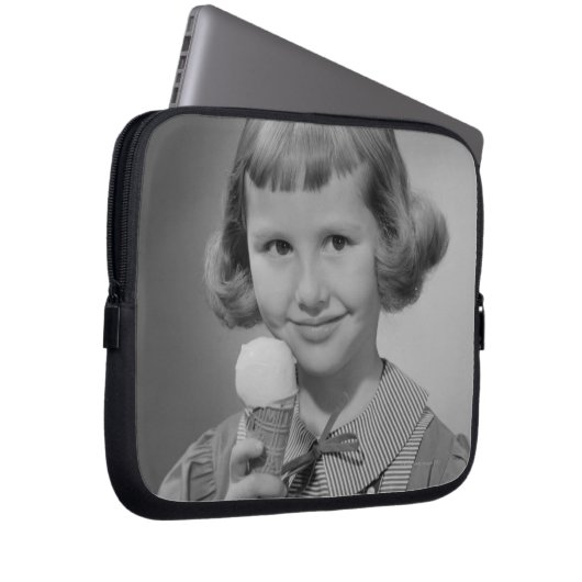 Mädchen, das Eiscreme isst Laptopschutzhülle (Vorne Rechts)