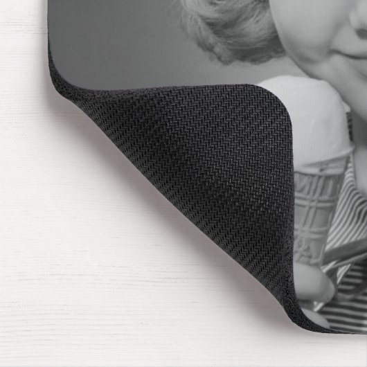 Mädchen, das Eiscreme isst Mousepad (Ecke)